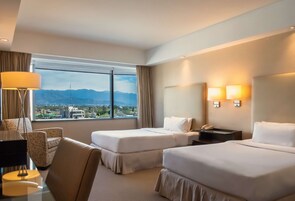 Ropa de cama de alta calidad, cubrecamas y minibar