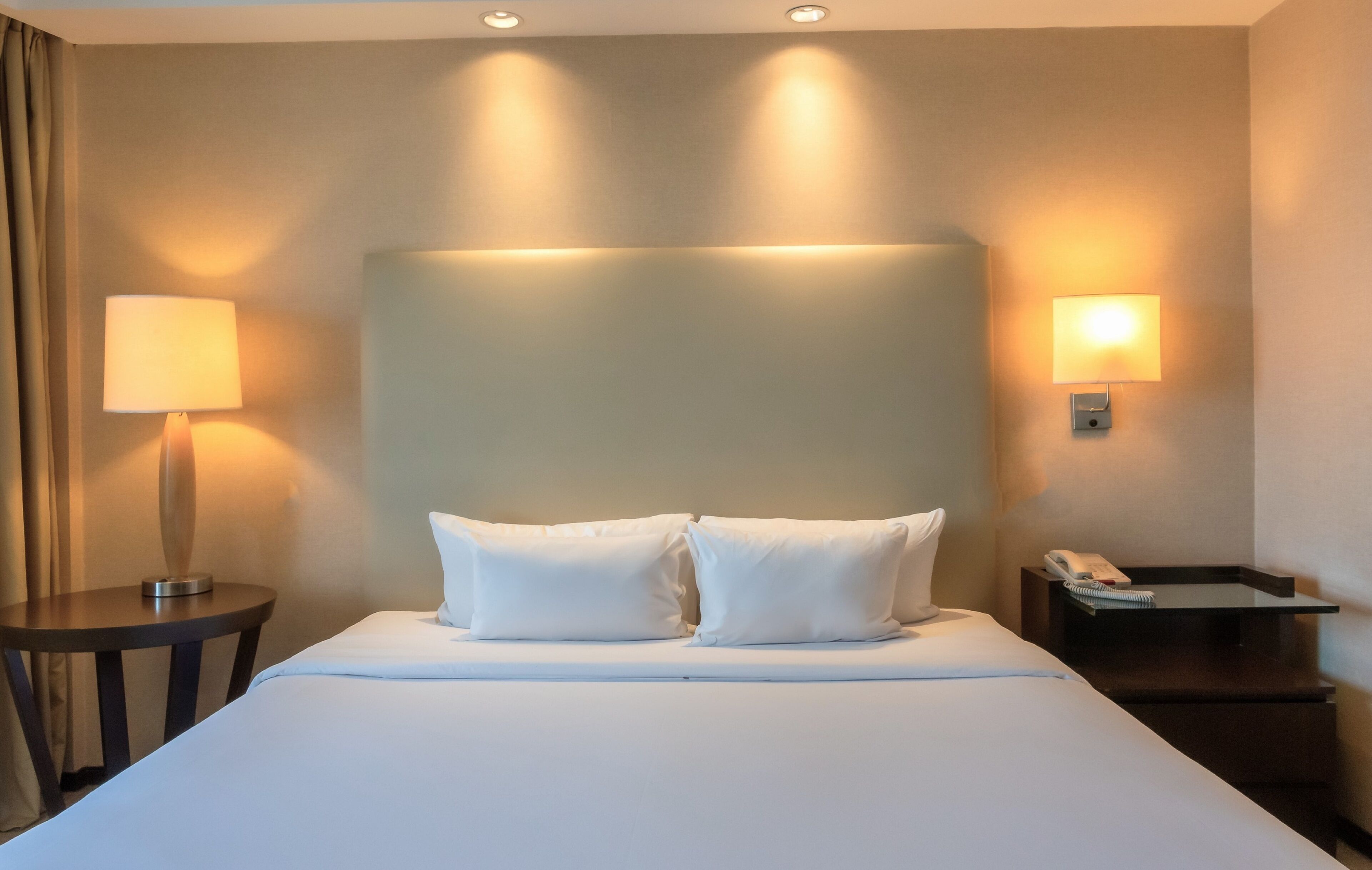 Ropa de cama de alta calidad, cubrecamas y minibar 