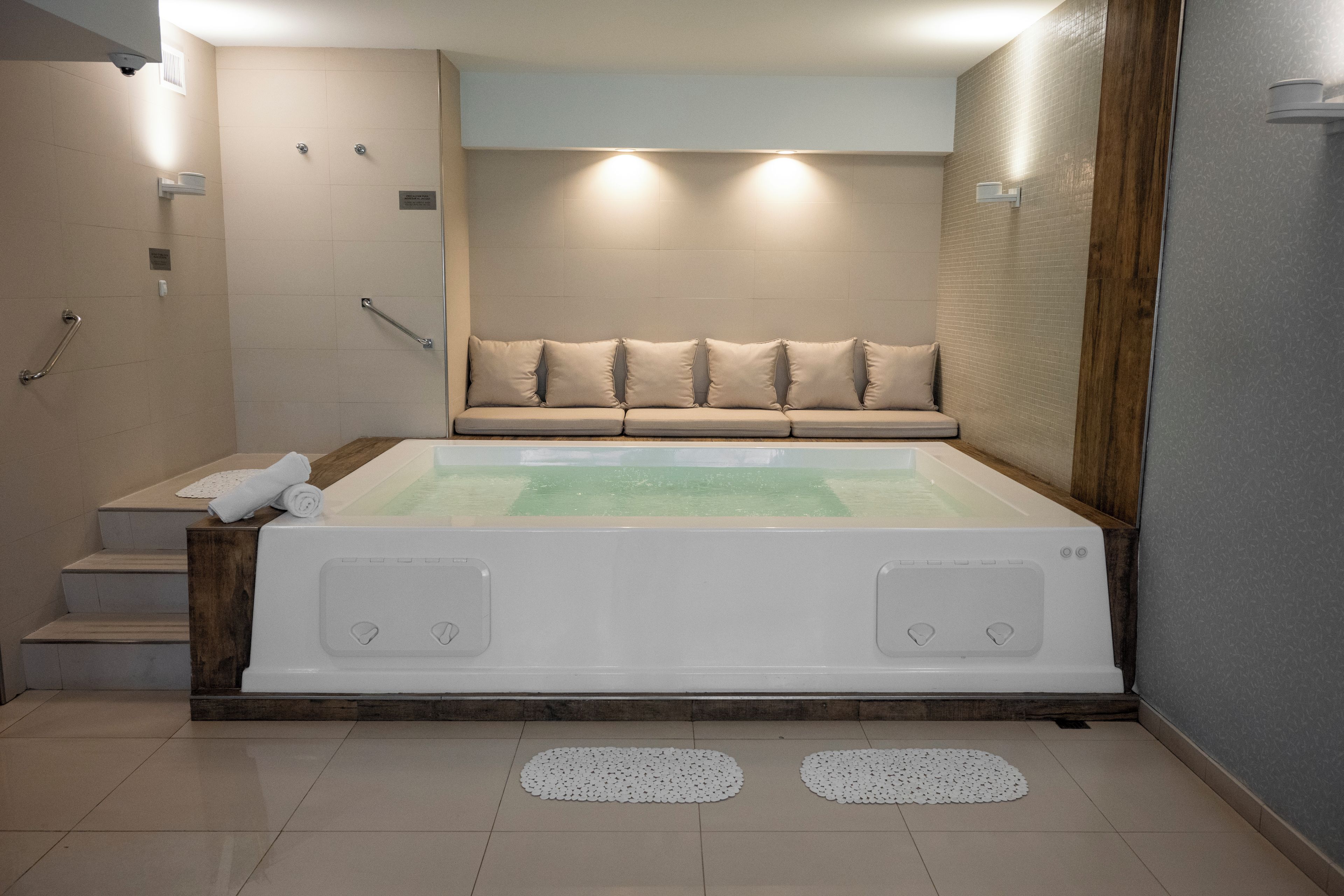 Bañera de hidromasaje interior