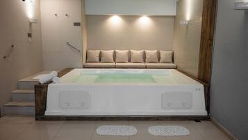 Bañera de hidromasaje interior