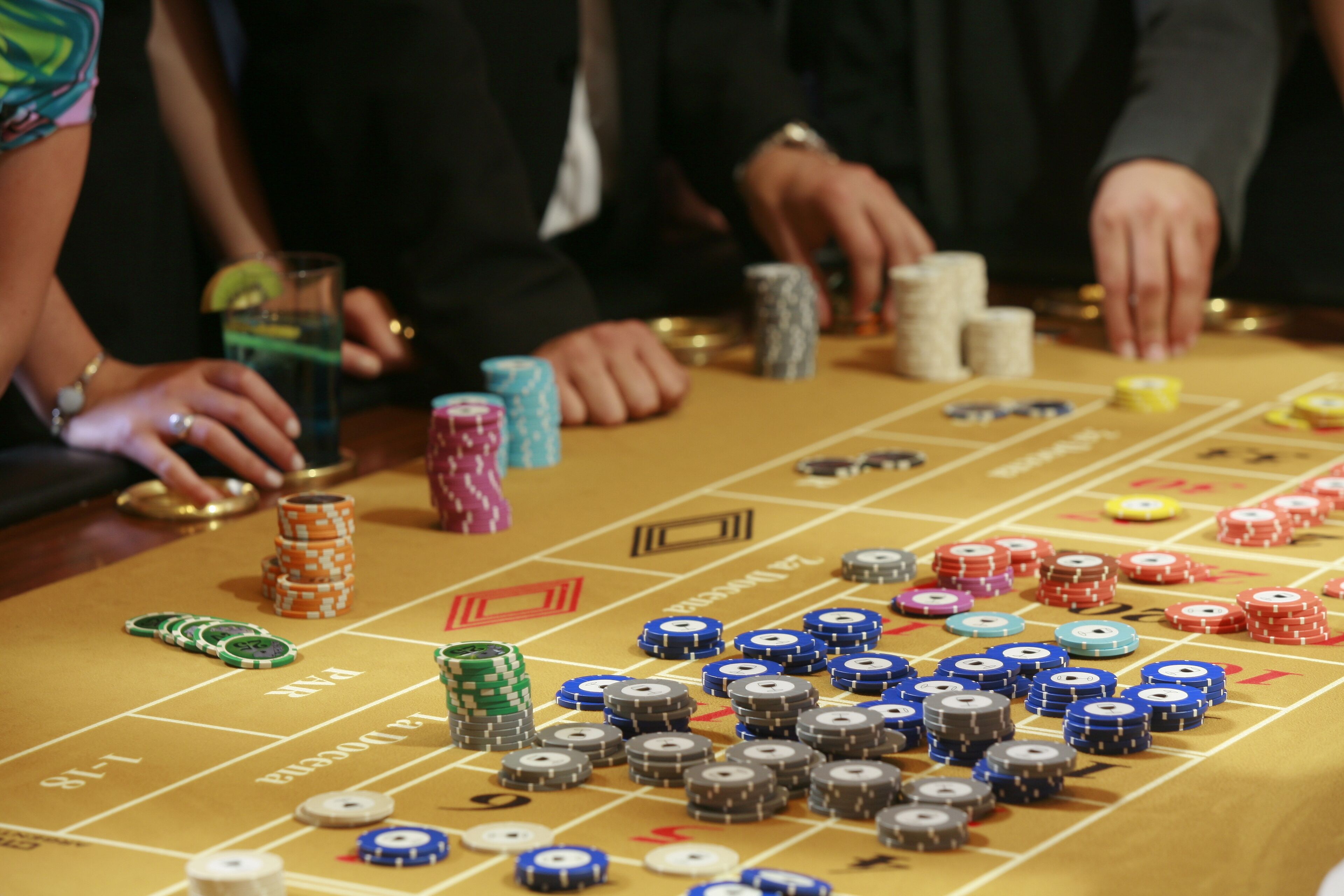 Una mesa de craps con fichas y dados, que indica un ambiente de casino.