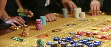 Una mesa de craps con fichas y dados, que indica un ambiente de casino.