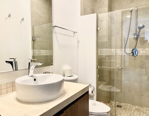 Family Apartment | Bathroom | Towels, soap, shampoo, toilet paper