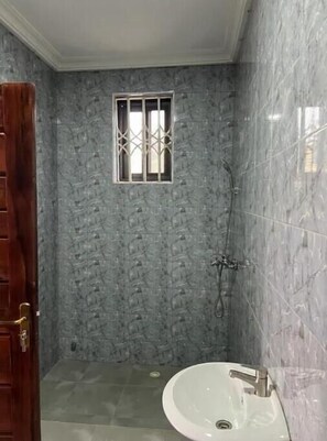 Shower, towels, soap, toilet paper - Serene Hostel Accra Bunk Bed Mixed dormitory (Adenta Municipality)