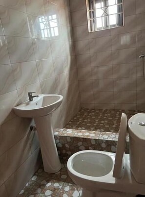 Regadera, toallas, jabón, papel de baño 