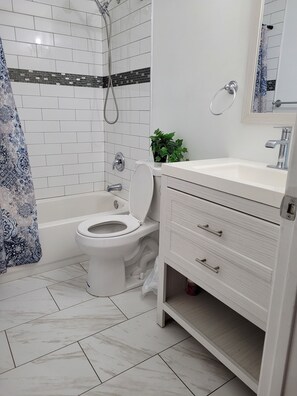 Vasca idromassaggio, asciugacapelli, asciugamani, sapone