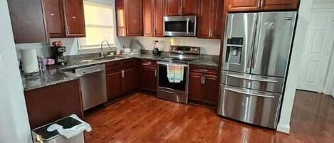 Cookware/dishes/utensils, paper towels