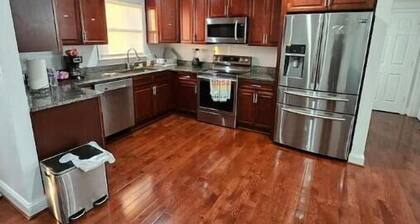 Family friendly-4Bedroom house, free 2 car driveway/street parking DC &VA acess.