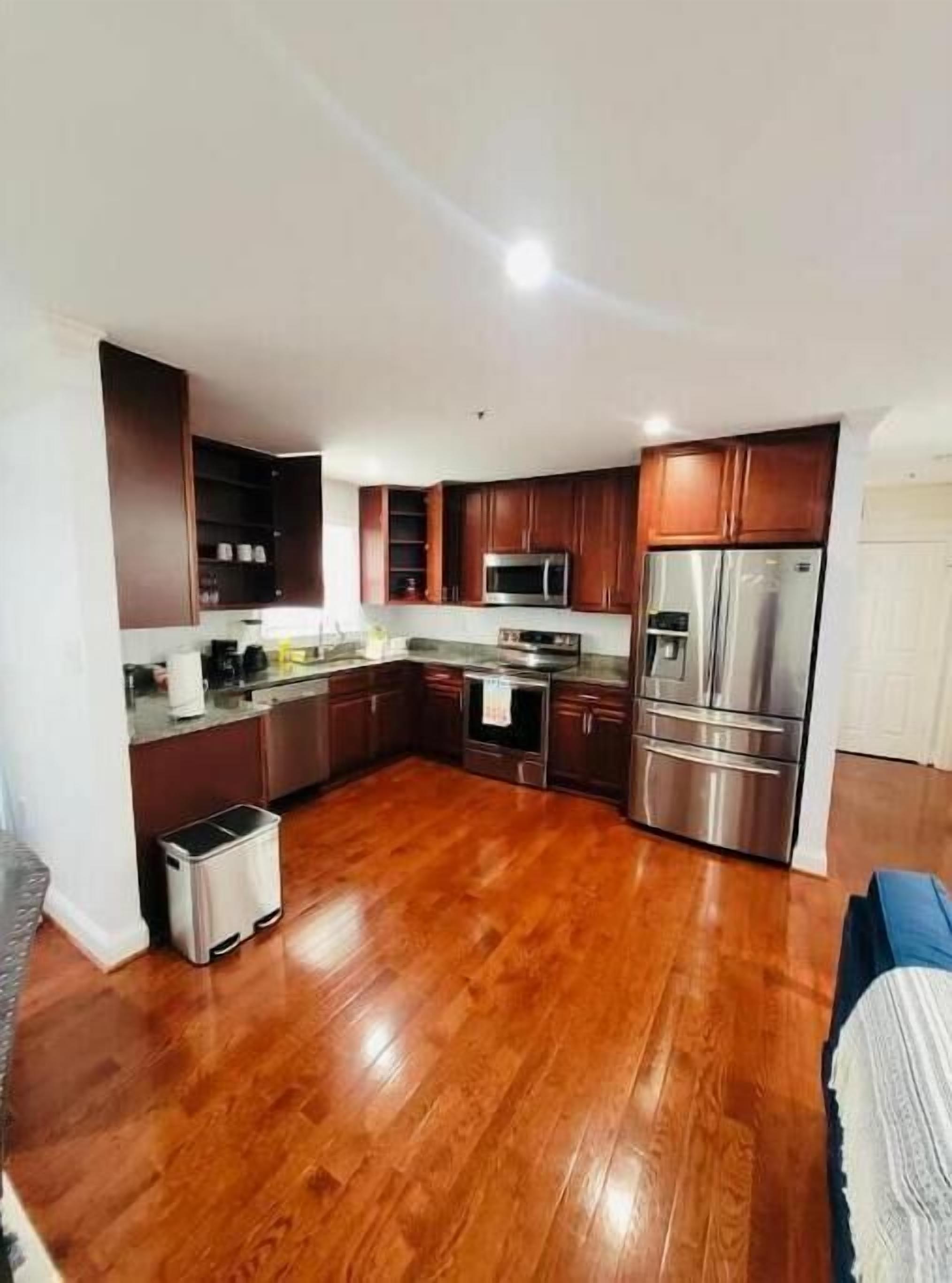 Batterie de cuisine, vaisselle et ustensiles, serviettes en papier