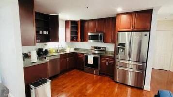 Batterie de cuisine, vaisselle et ustensiles, serviettes en papier