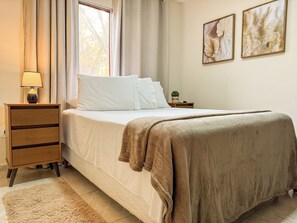 Minibar, individually decorated, desk, laptop workspace - Pousada Entre Folhas (Paraty)