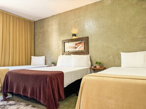 Familien-Vierbettzimmer | Minibar, individuell dekoriert, Schreibtisch