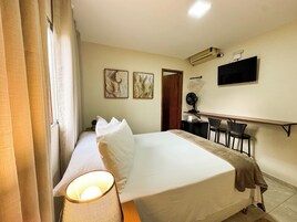 Minibar, decoración personalizada y escritorio 