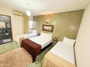 Minibar, individually decorated, desk, laptop workspace - Pousada Entre Folhas (Paraty)