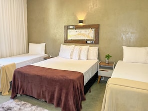 Family Apartment | Minibar, individually decorated, desk, laptop workspace - Pousada Entre Folhas (Paraty)