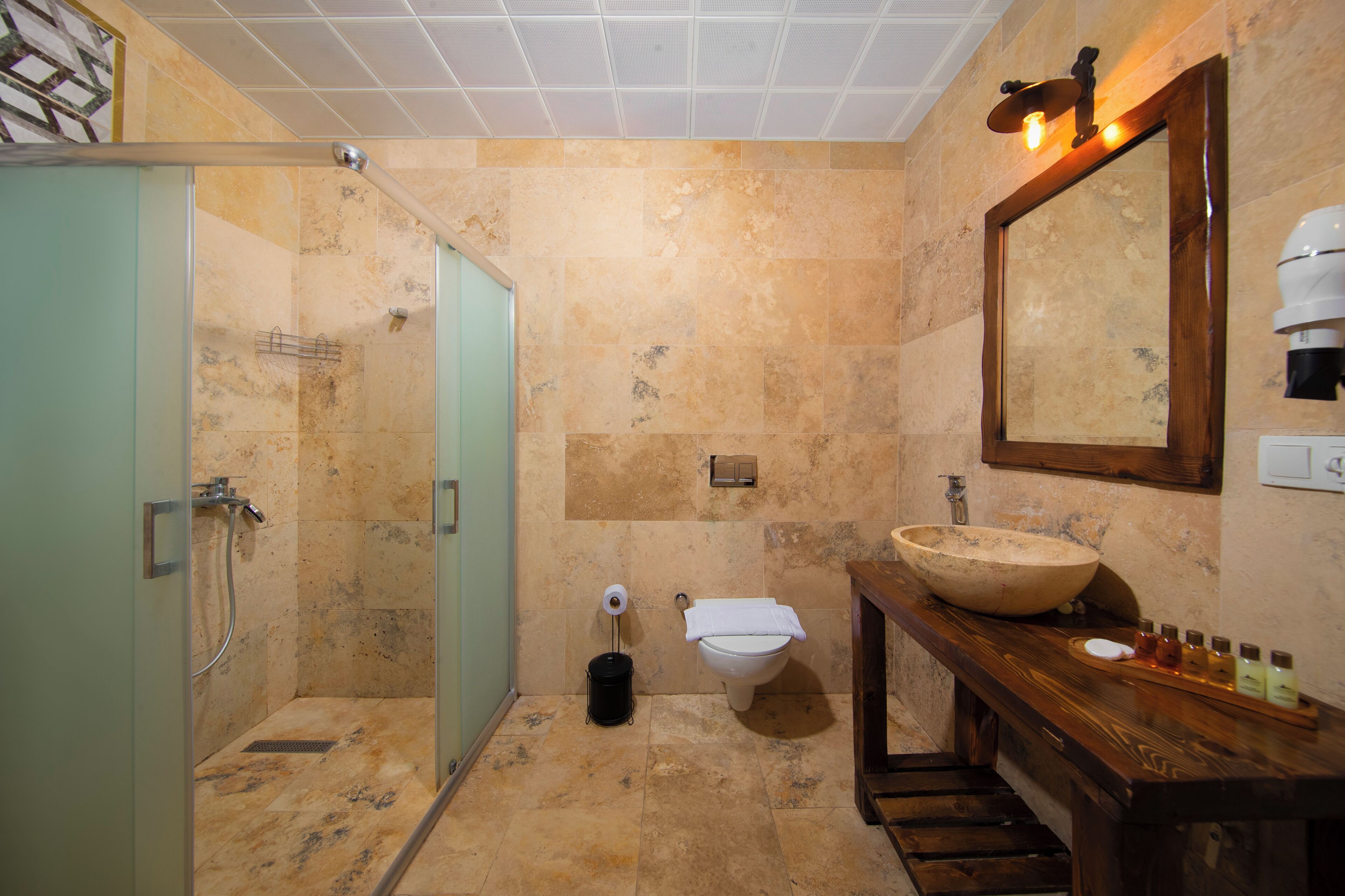 Habitación doble Premium | Baño | Amenidades de baño gratuitas, secadora de cabello, batas, pantuflas 