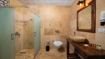 Habitación doble Premium | Baño | Amenidades de baño gratuitas, secadora de cabello, batas, pantuflas