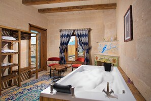 Private spa tub - Cappadocia Tuğhan Stone House (Nevsehir)