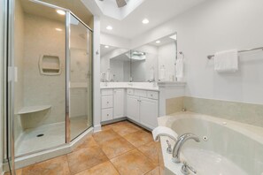 Ferienhaus | Badezimmer | Kostenlose Toilettenartikel, Haartrockner, Handtücher