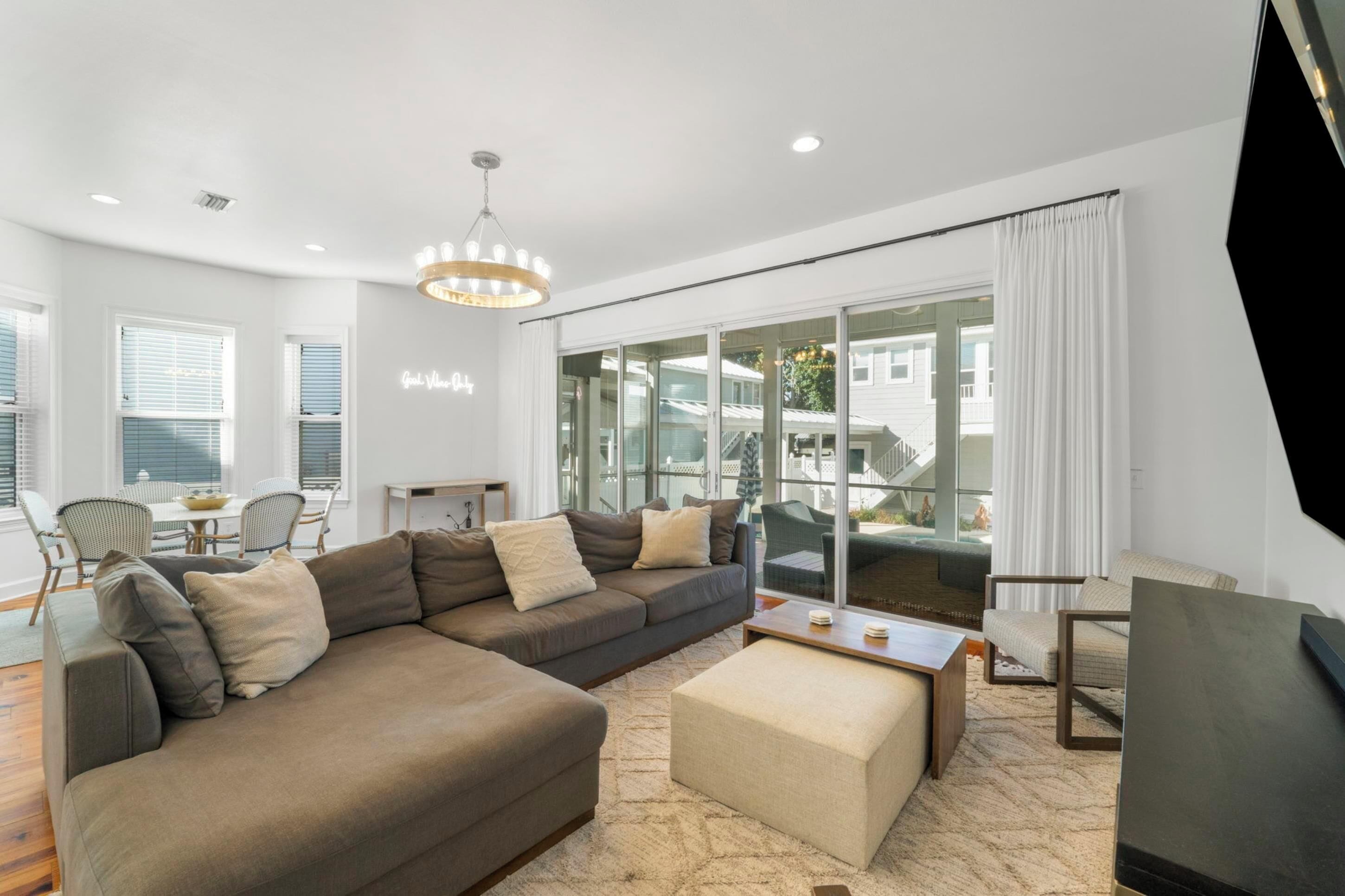 獨棟房屋 | 起居區 | 60-吋智慧型電視、數位頻道、Netflix、Hulu