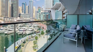 A modern balcony with a view of a marina and city skyline. - Vida Residences Dubai Marina (Dubai)