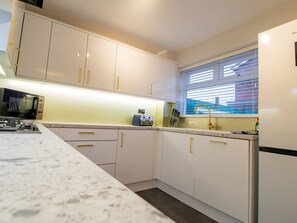 Geladeira, micro-ondas, fogão, lava-louças