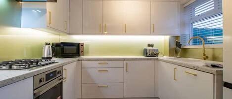 Kjøleskap, mikrobølgeovn, ovn og oppvaskmaskin