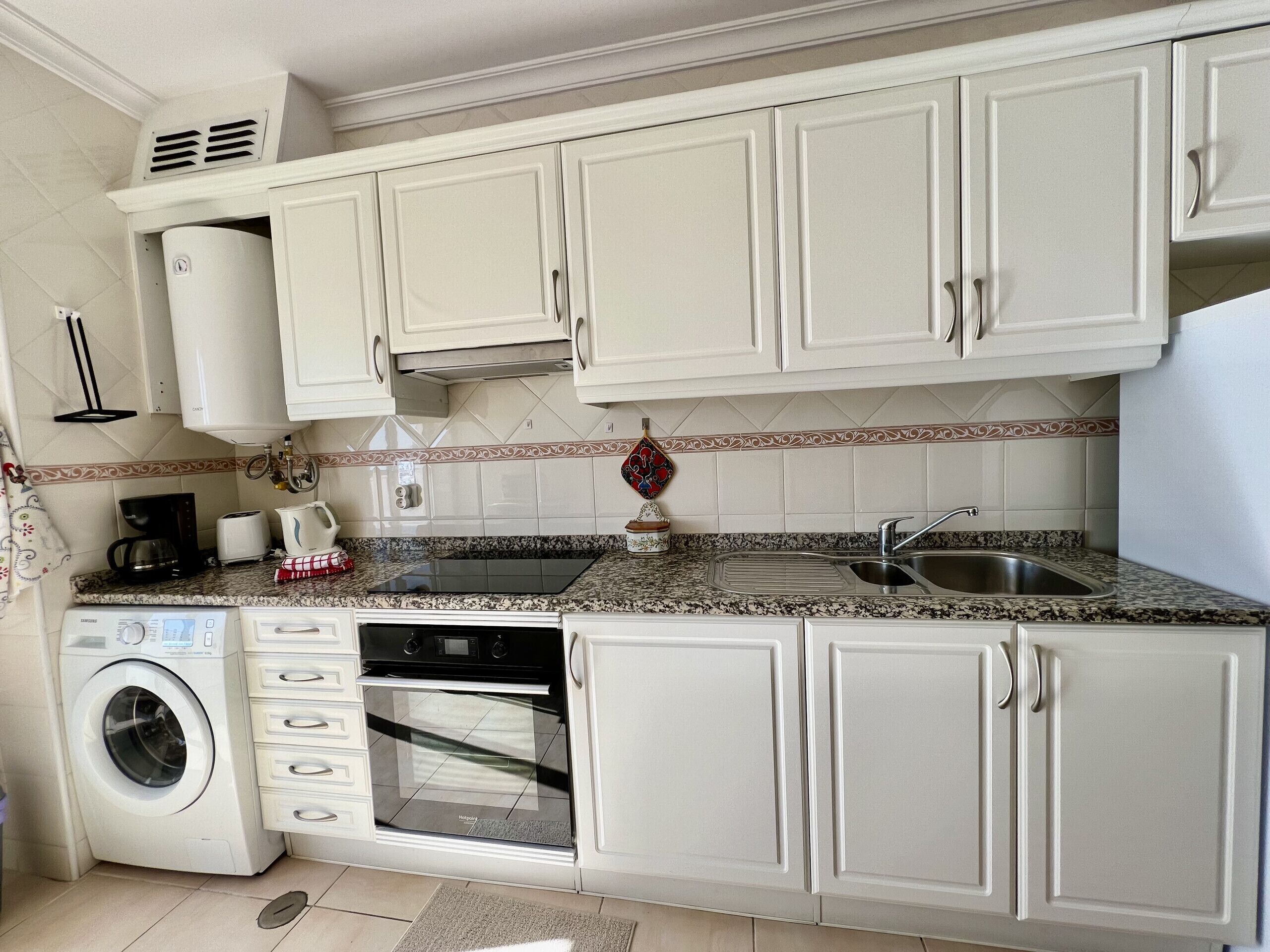 Jääkaappi, mikroaaltouuni, uuni, kahvin-/teenkeitin