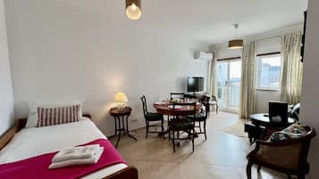 Een strijkplank/strijkijzer, gratis wifi, beddengoed