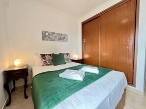 Een strijkplank/strijkijzer, gratis wifi, beddengoed