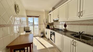 Jääkaappi, mikroaaltouuni, uuni, kahvin-/teenkeitin