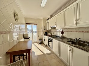 Fridge, microwave, oven, coffee/tea maker - ALBUFEIRA VINTAGE APARTMENT 1 WITH POOL by HOMING (Albufeira)