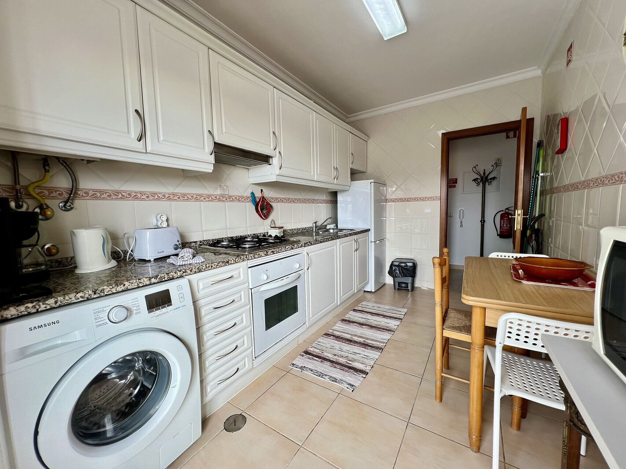 Jääkaappi, mikroaaltouuni, uuni, kahvin-/teenkeitin