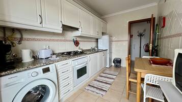 Jääkaappi, mikroaaltouuni, uuni, kahvin-/teenkeitin