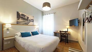 Habitación doble estándar | 1 habitación, decoración personalizada, muebles diferentes y escritorio