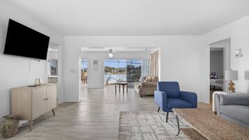 Älytelevisio, pöytätennispöytä, kirjoja