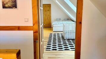 2 makuuhuonetta, silitysrauta/-lauta, vauvan matkasänky, ilmainen Wi-Fi