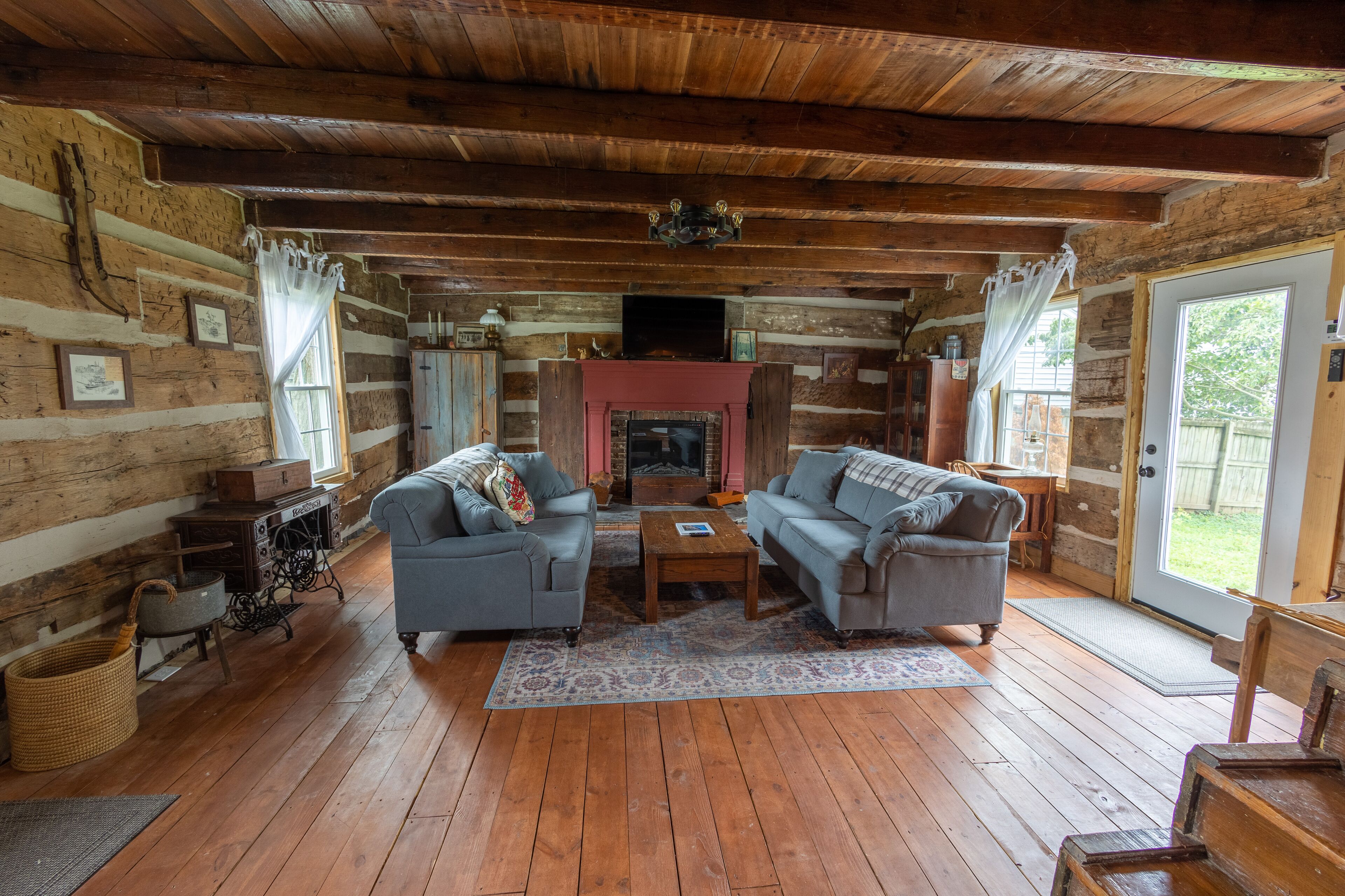 智能電視、壁爐、書籍