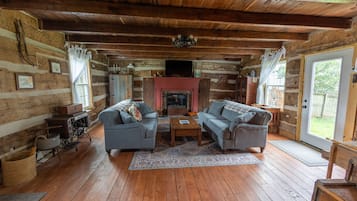 TV connectée, cheminée, livres