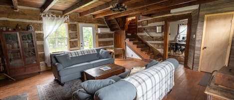 Una Smart TV, una chimenea, libros