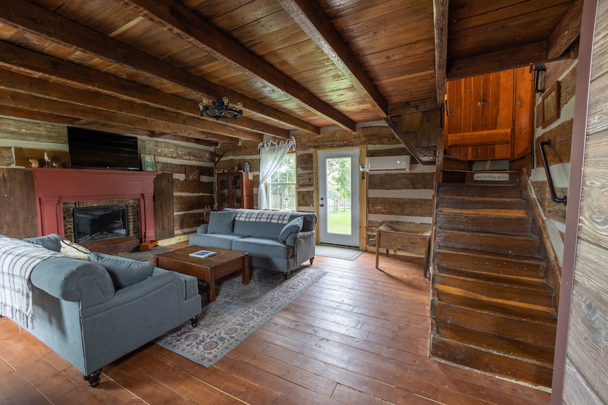 1800s Historical Log Cabin Near I-75 Interstate - Lexington, KY