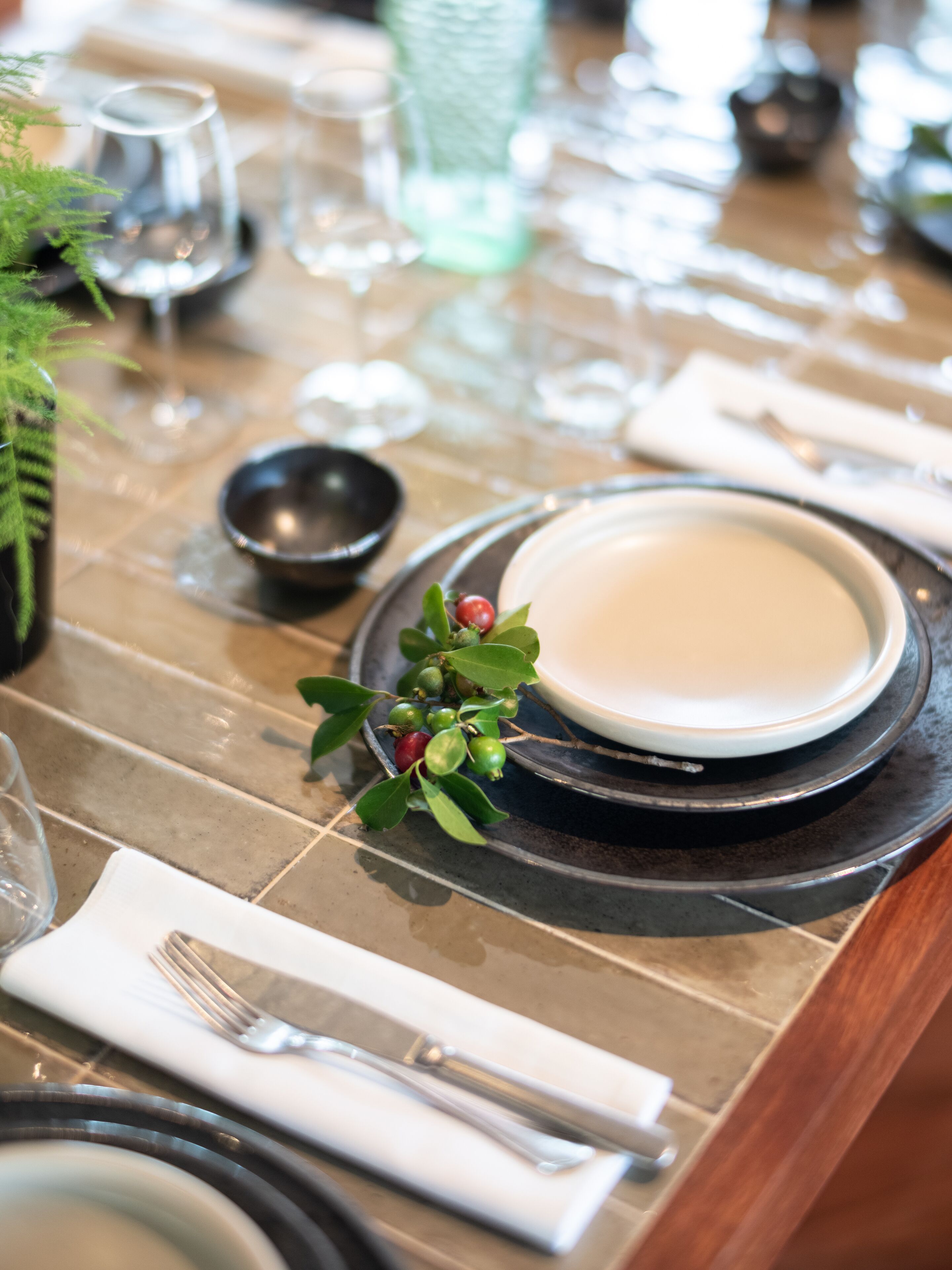 Un tavolo apparecchiato con piatti, bicchieri e posate, che suggerisce un ambiente da ristorante.