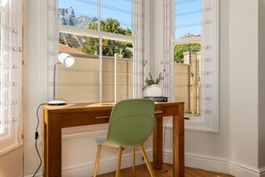 Interior - Stylish Retreat in Gardens - Table Mountain Views (Cape Town)