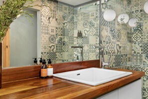 Dusche, Haartrockner, Handtücher, Seife