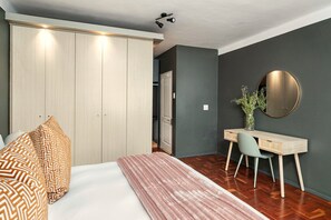 2 bedrooms, in-room safe, iron/ironing board, Internet - Modern Sea Point Apartment - Wifi (Cape Town)