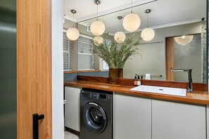 Interior - Modern Sea Point Apartment - Wifi (Cape Town)