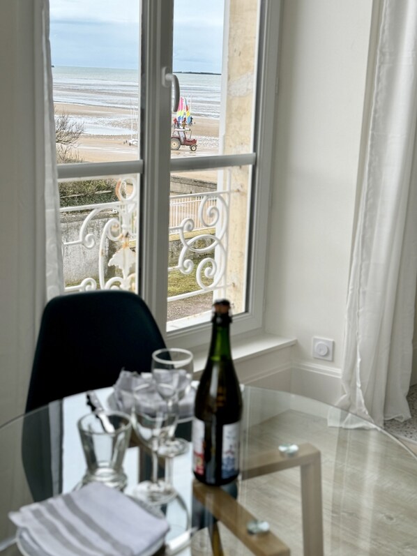 Dining - Sunny Apt on D-Day Beach with Parking (Asnelles)