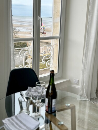 Waterfront Studio at Gold Beach, Sea View, Private Parking