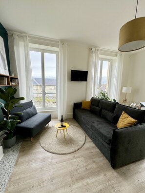 Smart TV, books, music library - Sunny Apt on D-Day Beach with Parking (Asnelles)