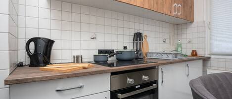 ثلاجة، فرن، موقد طهي مسطح، غلّاية كهربائية